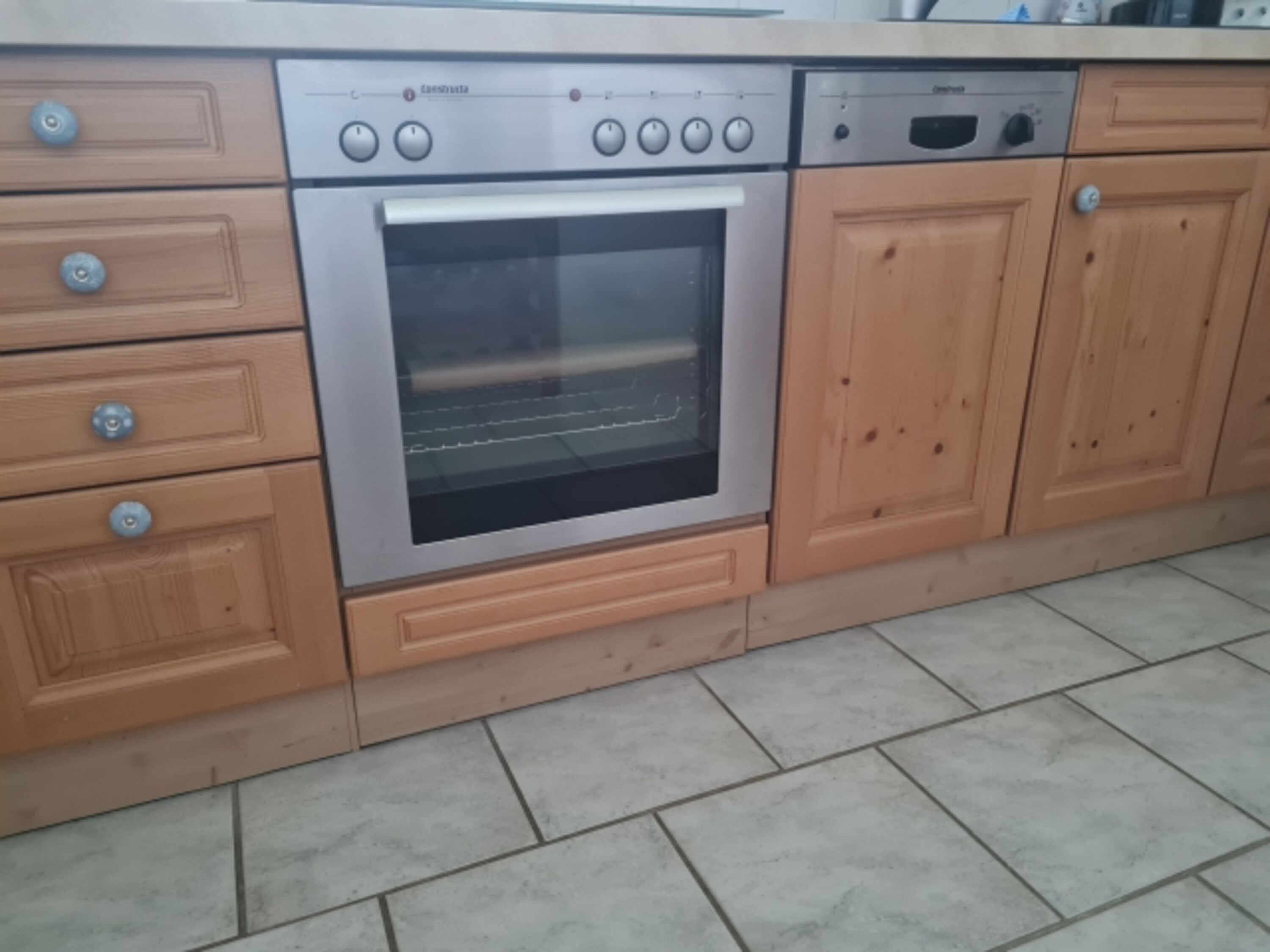 Küche mit Backofen und Spülmaschine