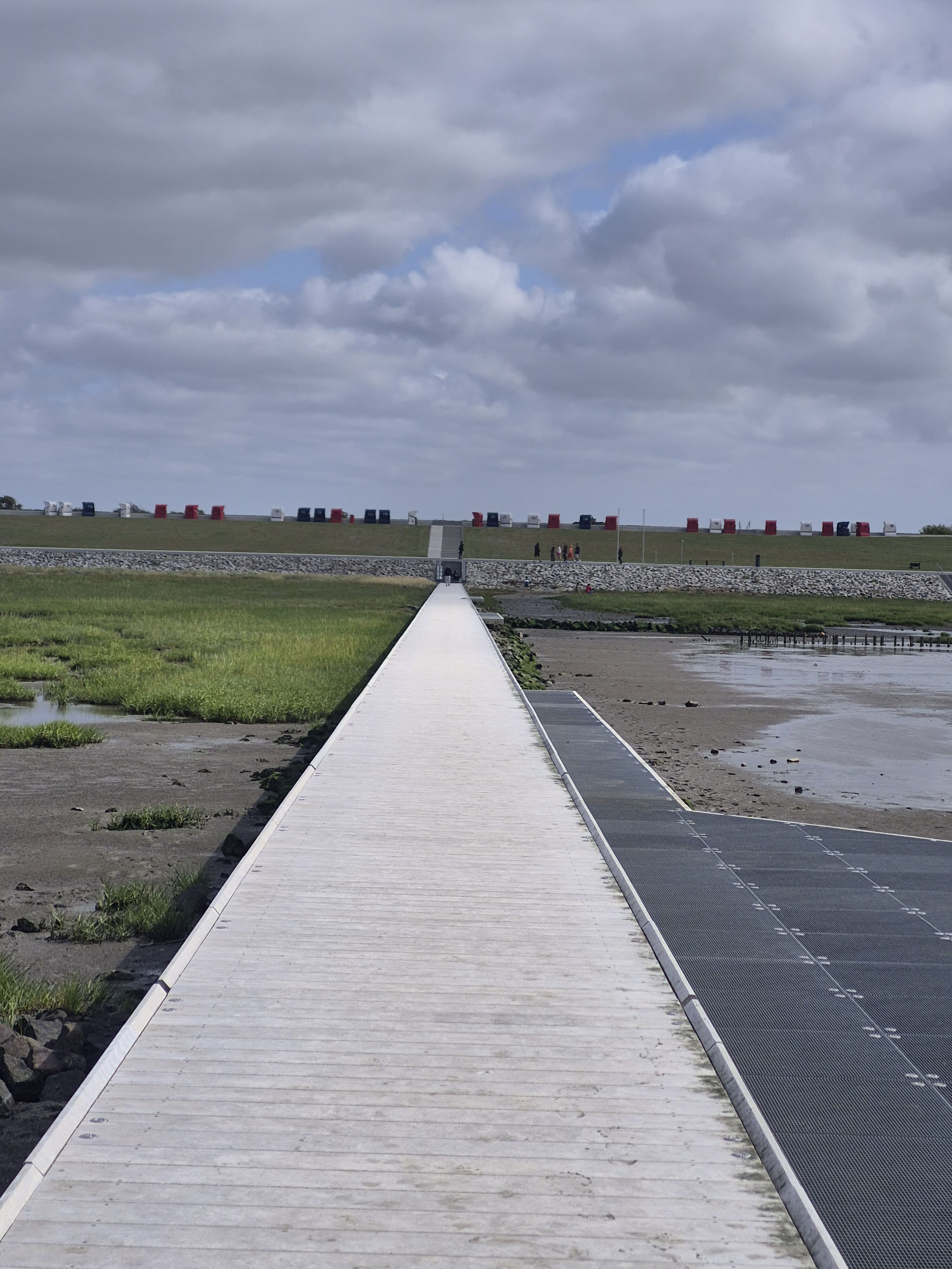 Eine der neuen Buhnen am Strand der 2024/2025 zum Klimadeich umgebaut wurde