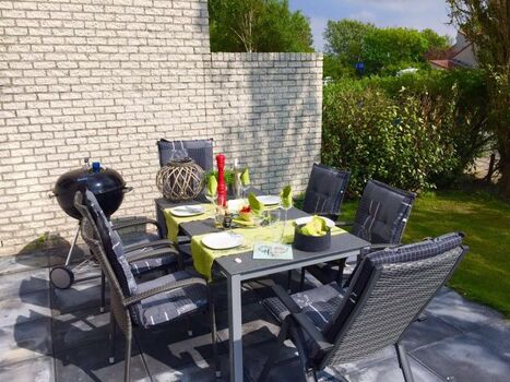 Gartentisch, Terasse mit Sonnenmarkise