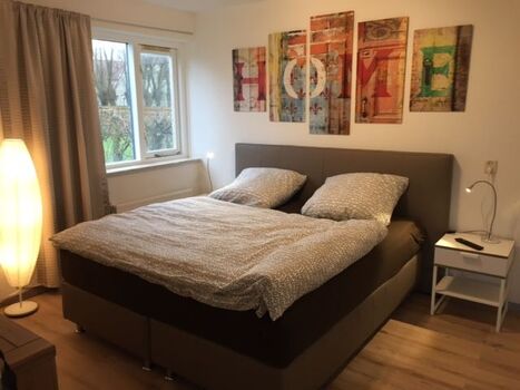 Schlafzimmer mit Boxspringbett unten