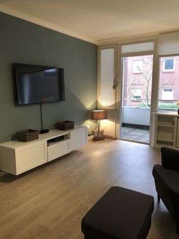 TV Ecke mit Ausgang zum Balkon