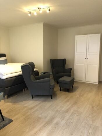 gemütliche Ohrensessel und Kleiderschrank