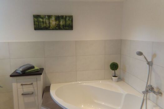 Badezimmer 1 mit Badewanne