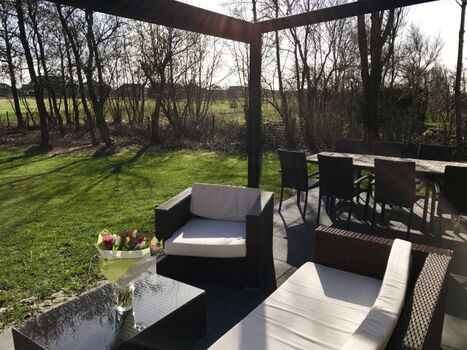 Großer Esstisch im Garten