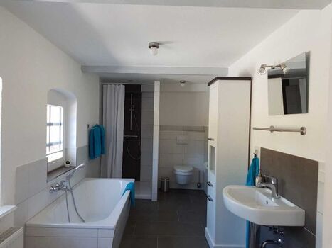 Bad mit Fenster, Badewanne 