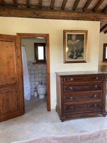 Schlafzimmer mit Bad im Nebengebäude