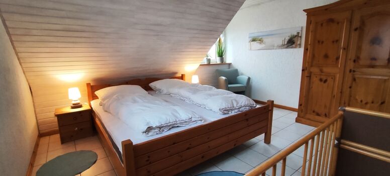 Schlafzimmer I mit Doppelbett und Kinderbett