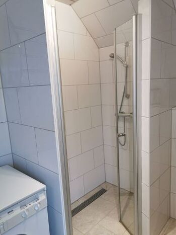 Badezimmer: Blick auf Dusche und Waschmaschine