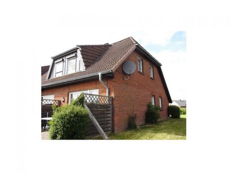 Blick auf die Hausseite noch mit alter Terrasse