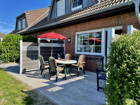 Blick vom Garten auf die Terrasse neu 2021