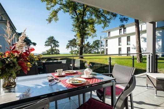 große Sonnenterrasse mit hochwertigem Mobiliar