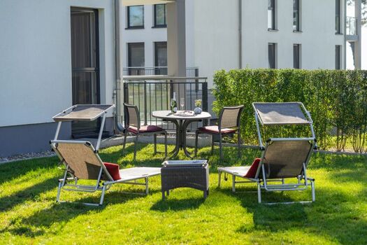 Sonnenterrasse mit Essgruppe und Sonnenliegen