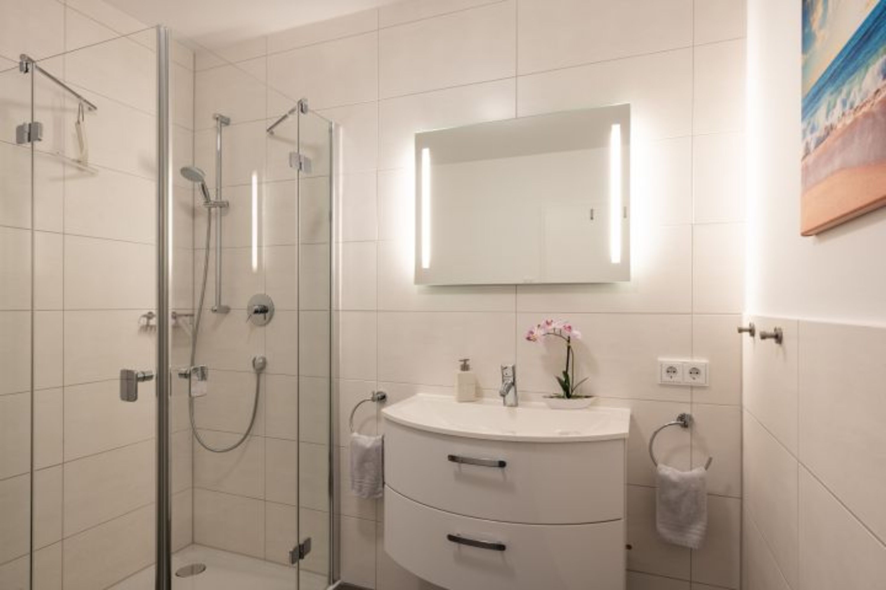 hochwertiges Badezimmer mit Dusche