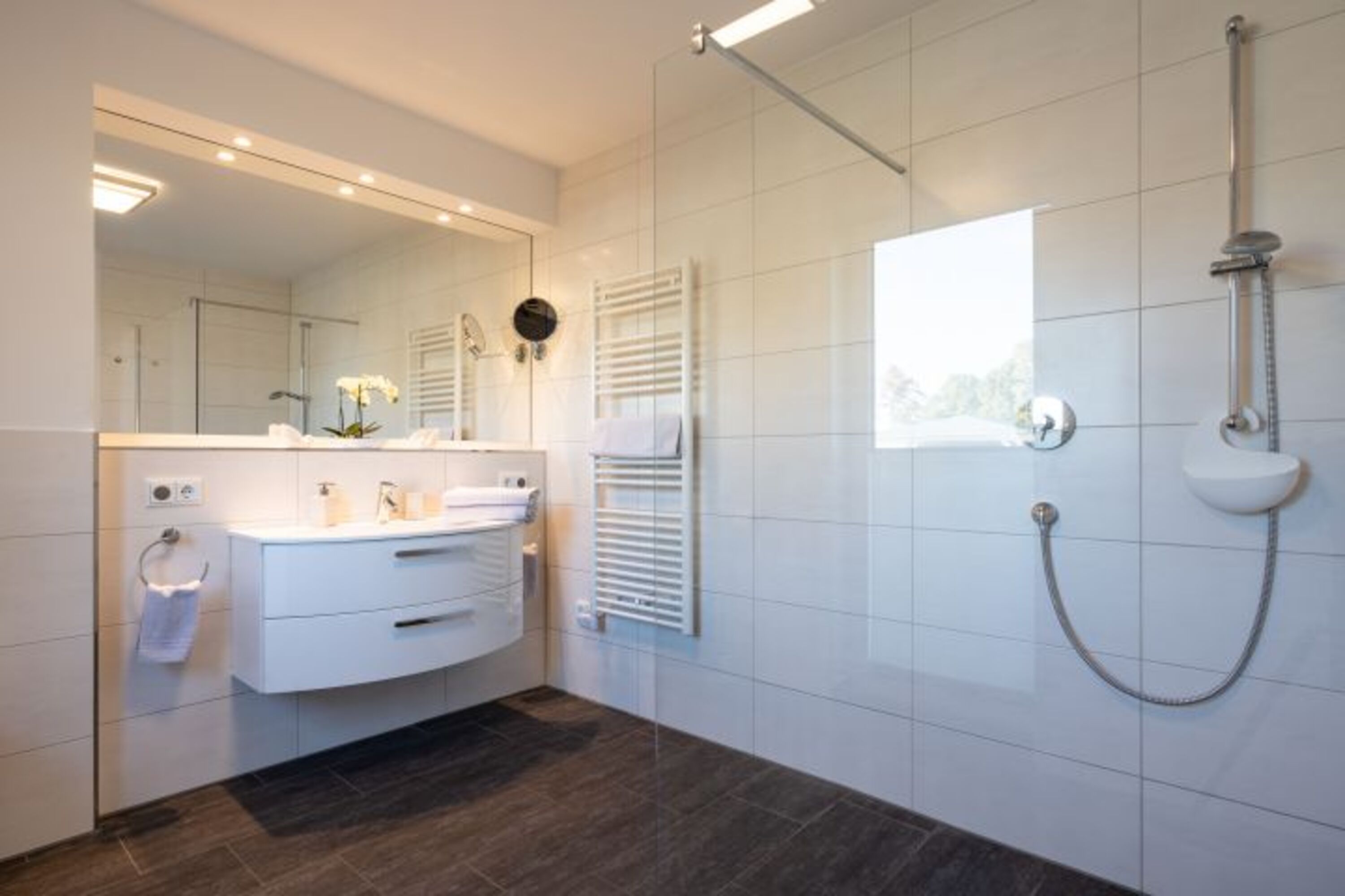 Badezimmer en Suite mit begehbarer Dusche