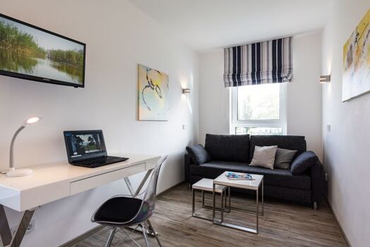 Gästezimmer mit Luxus-Schlafcouch und TV