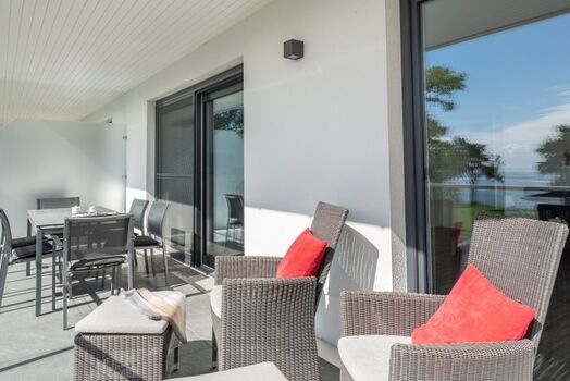 hochwertiges Mobiliar auf der großen Sonnenterrasse