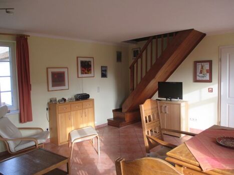 Wohnzimmer mit Treppe zum Schlafzimmer