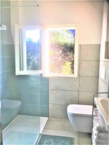 Renoviertes Badezimmer mit Regendusche