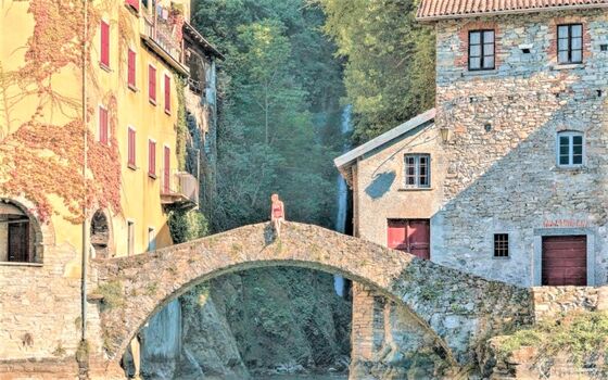 Die beruehmte Bruecke beim Wasserfall in Nesso