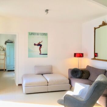 Wohnzimmer mit Sofas