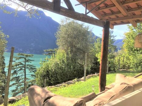 herrliche Lounge Sofa mit weitem Seeblick