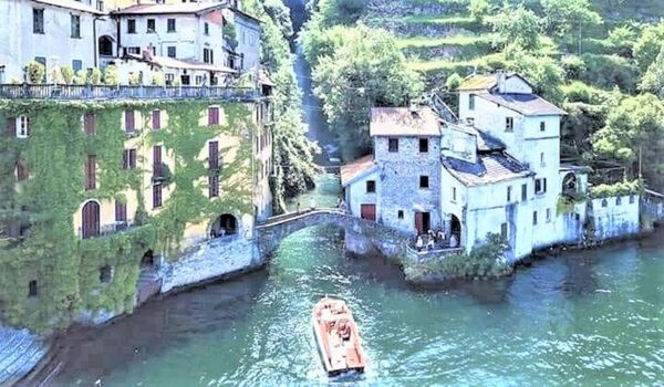 Der schoene Ufer gerade unter die Villa und den Garten