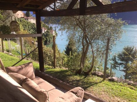 Herrliche Lounge Sofa mit weitem Seeblick