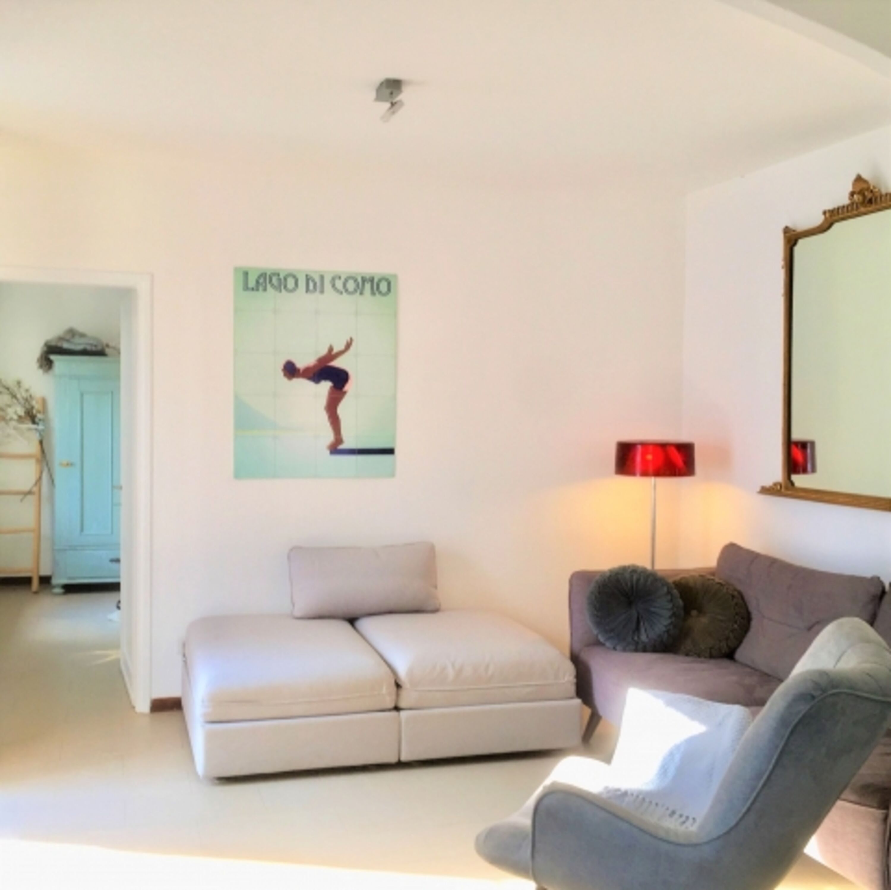 Wohnzimmer mit Sofas