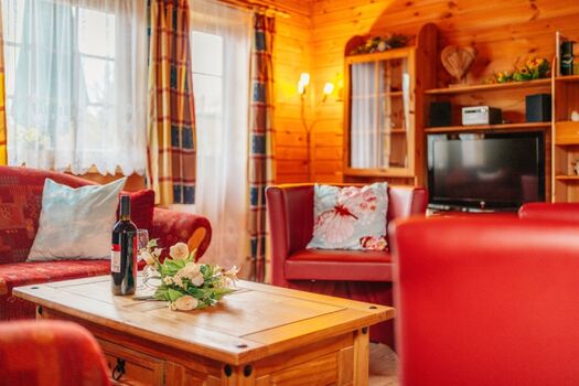 Sitzecke mit direktem Zugang zum Garten und der Terrasse