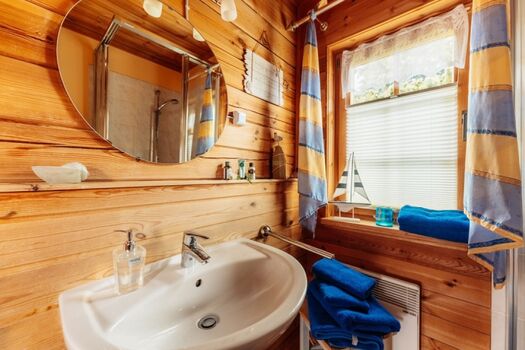 Badezimmer mit Fenster