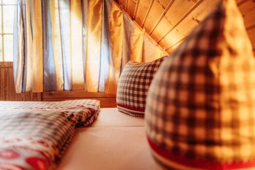 Schlafzimmer mit Zugang zu einem kleinen Balkon