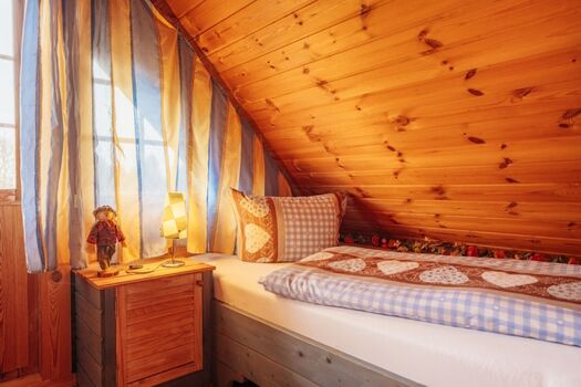 Schlafzimmer mit Zugang zu einem kleinen Balkon