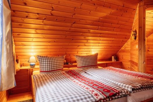 ScSSchlafzimmer mit massivem Doppelbett 180 breit und Schlafcouch