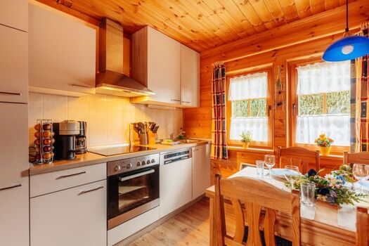 Küche mit Geschirrspüler und 40L Gefrierfach