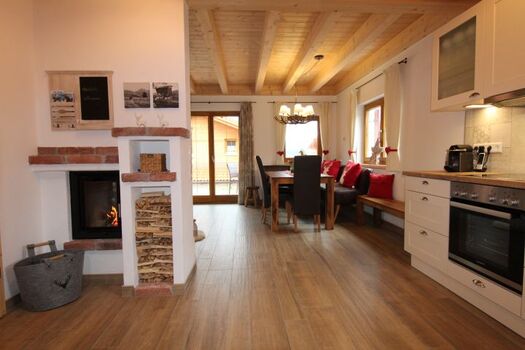 traditioneller Kachelofen mit 2 Sichtfenstern für gemütliche Abende