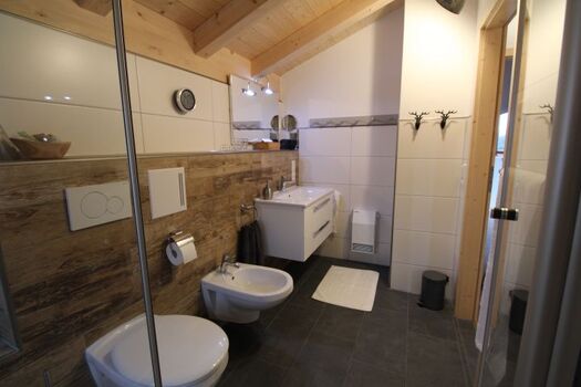 Bad OG mit großer Dusche, WC, Bidet, Fußbodenheizung und Schellheizer