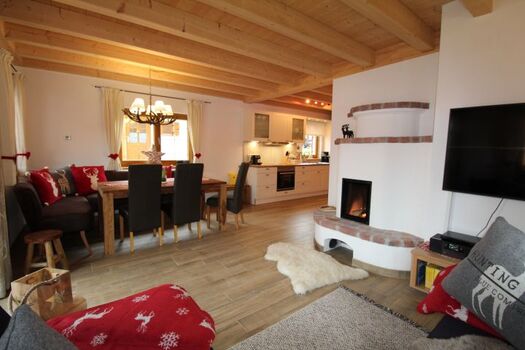 offener Wohn- Essbereich mit Eckbank und Ecksofa