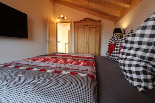 insgesamt 3 Schlafzimmer - 2 mit Zugang zum großzügigen Balkon mit Berg- und Seeblick