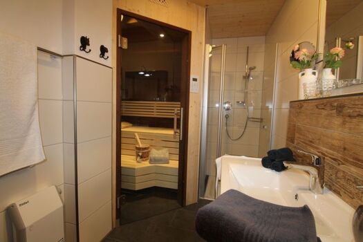 Bad EG mit Sauna, Fußbodenheizung und Schnellheizer