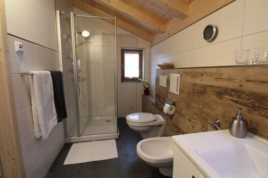 2 komfortable Bäder mit Fußbodenheizung und Schnellheizer