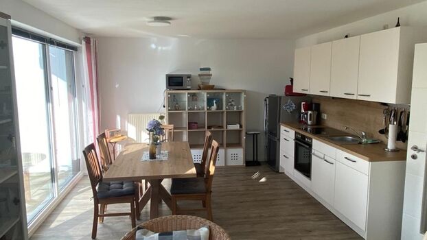 Küchenzeile mit Esstisch