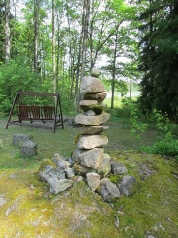 vor dem Häuschen im Garten.....