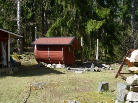 unsere wunderschöne Fasssauna (2 Personen können liegen, bei 4 Personen ist nur sitzen möglich)