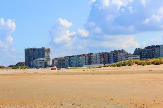 Blick vom Strand auf die Promenade von Oostduinkerke 