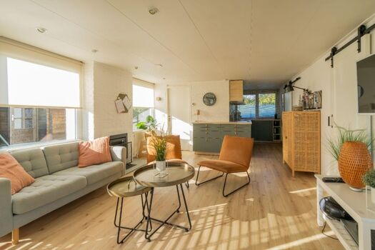 Das geschmackvoll, neue eingerichtete Wohnzimmer