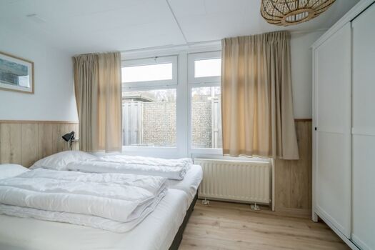 Schlafzimmer 1 mit 2 Luxus Einzel Boxspringbetten