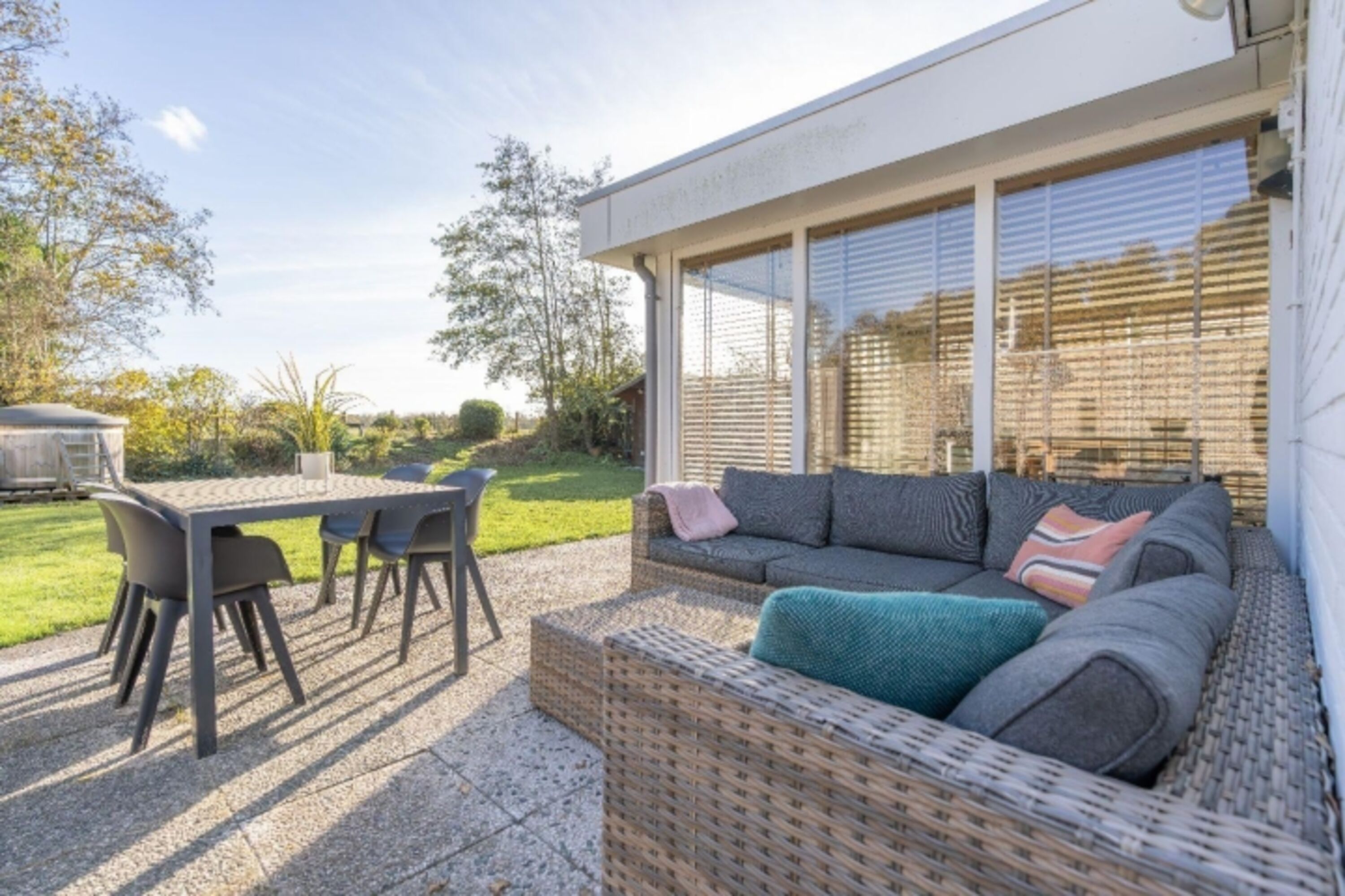Sonnige Terrasse mit Outdoor-Lounge