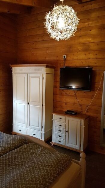 Schlafzimmer mit Schrank, Kommode und Sat-Tv