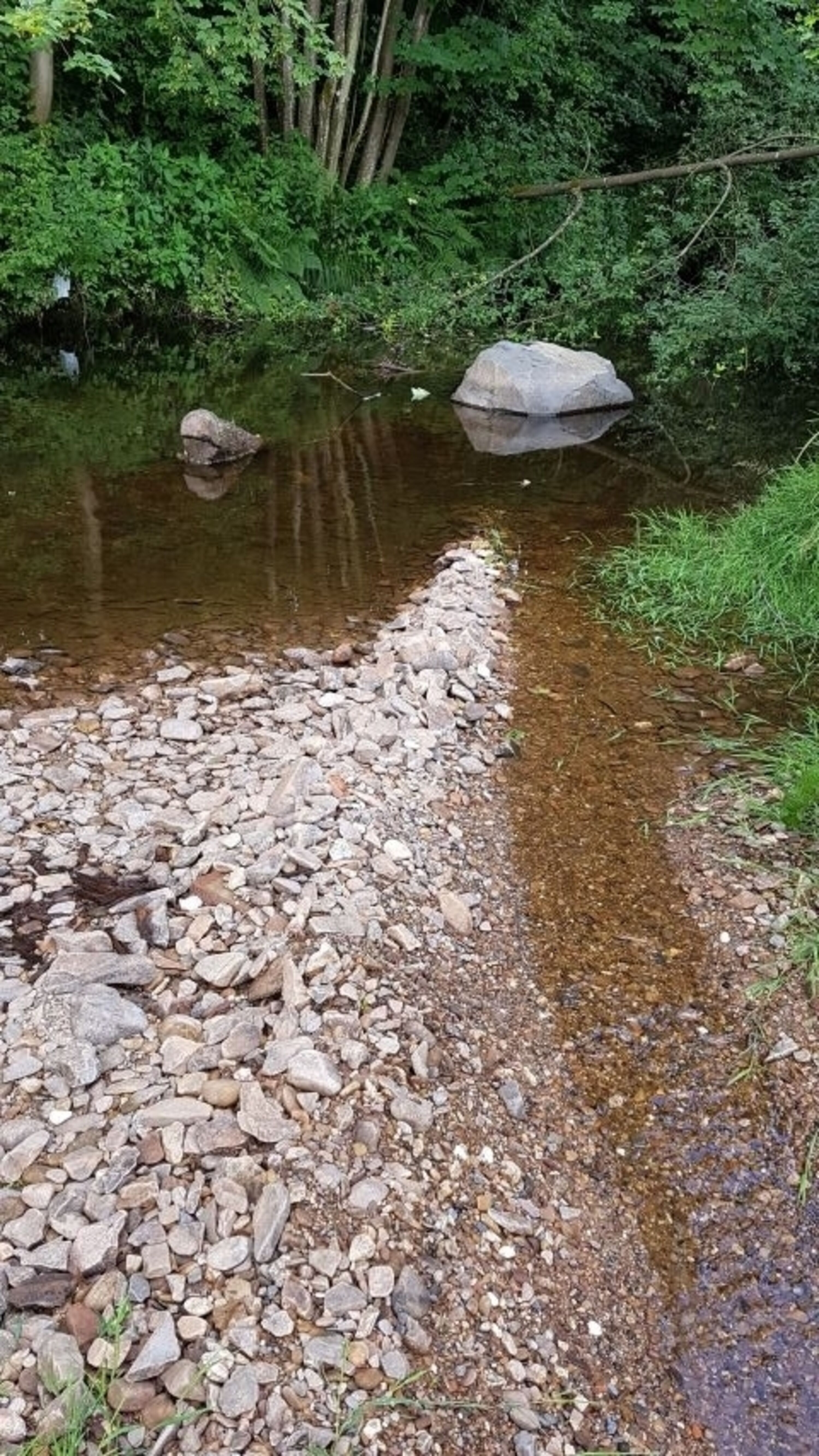Traunbach im Dorf- prima zum Abkühlen