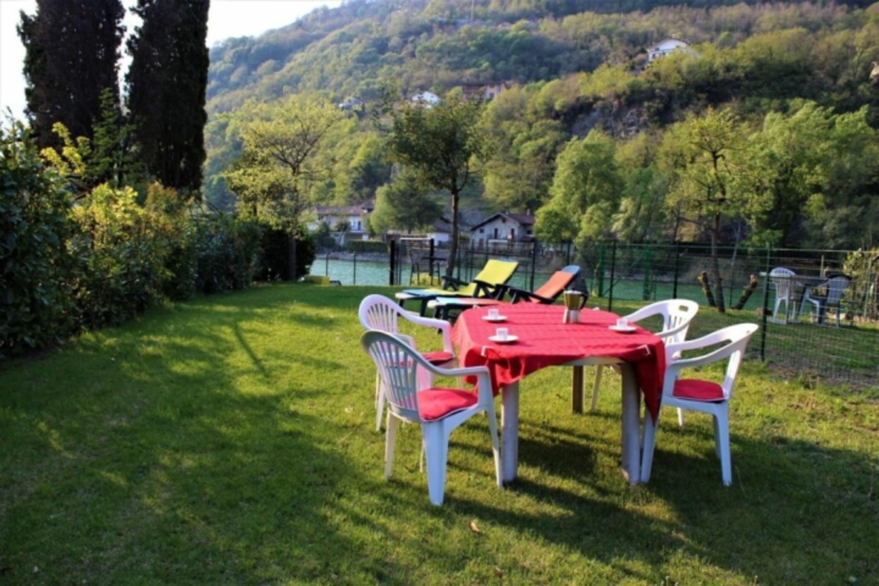 privater eingezäunter GArten am Fluß Mera